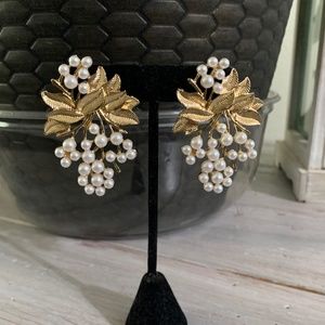 SOLD!!!! Faux Pearl & Leaf Decor Stud Earrings.